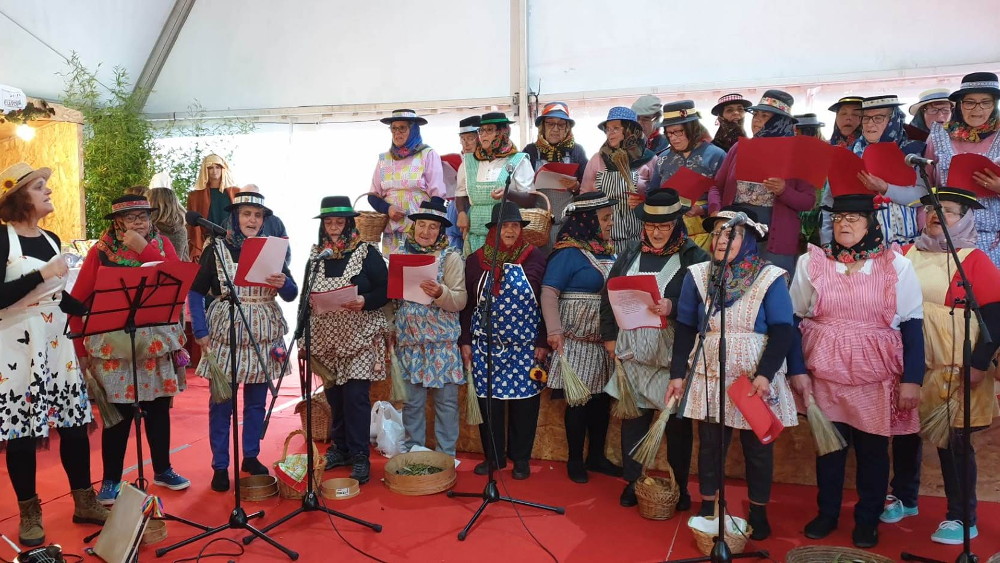 Mercadinho de Natal recebeu atuação das Cantadeiras da Aldeia