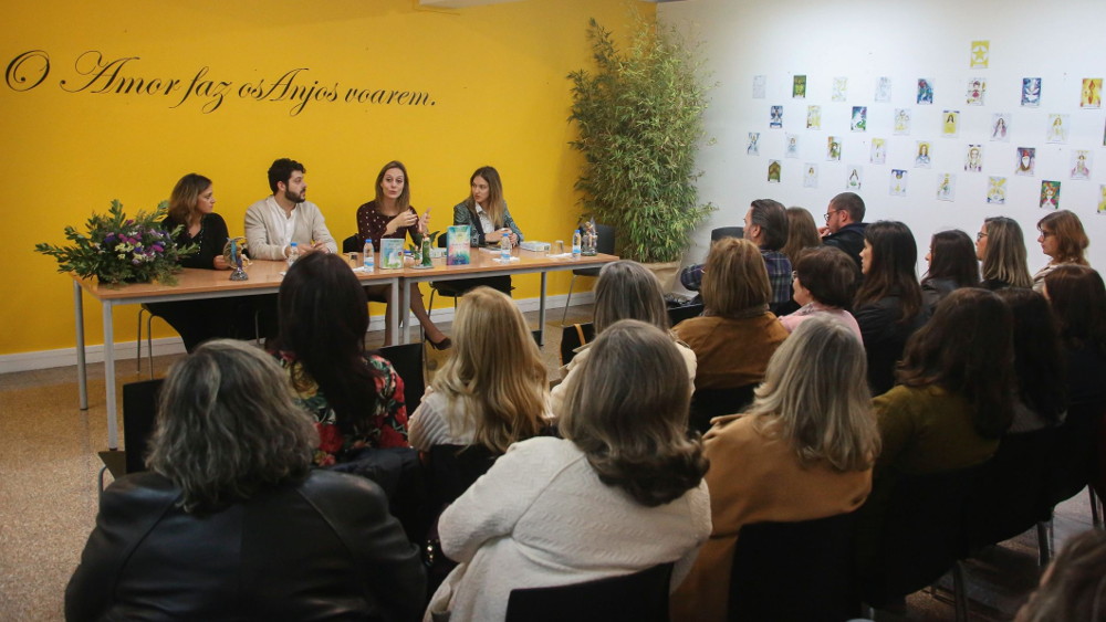 Biblioteca recebeu apresentação de livro de Joana Barradas sobre espiritualidade