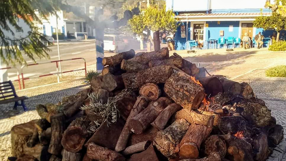 Madeiro de Natal novamente aceso em Santa Susana
