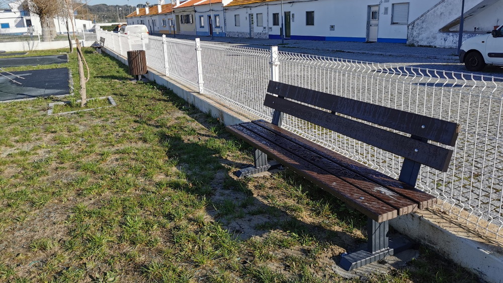 Junta instala novos bancos de jardim e papeleiras em Palma