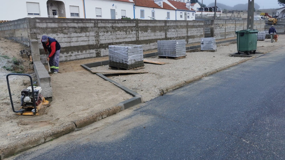 Colocação de pavês no novo parque de estacionamento de Arêz