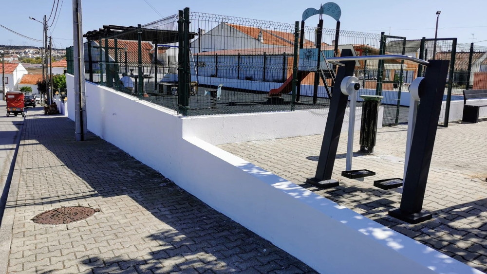 Manutenção e pintura de espaços públicos no Forno da Cal