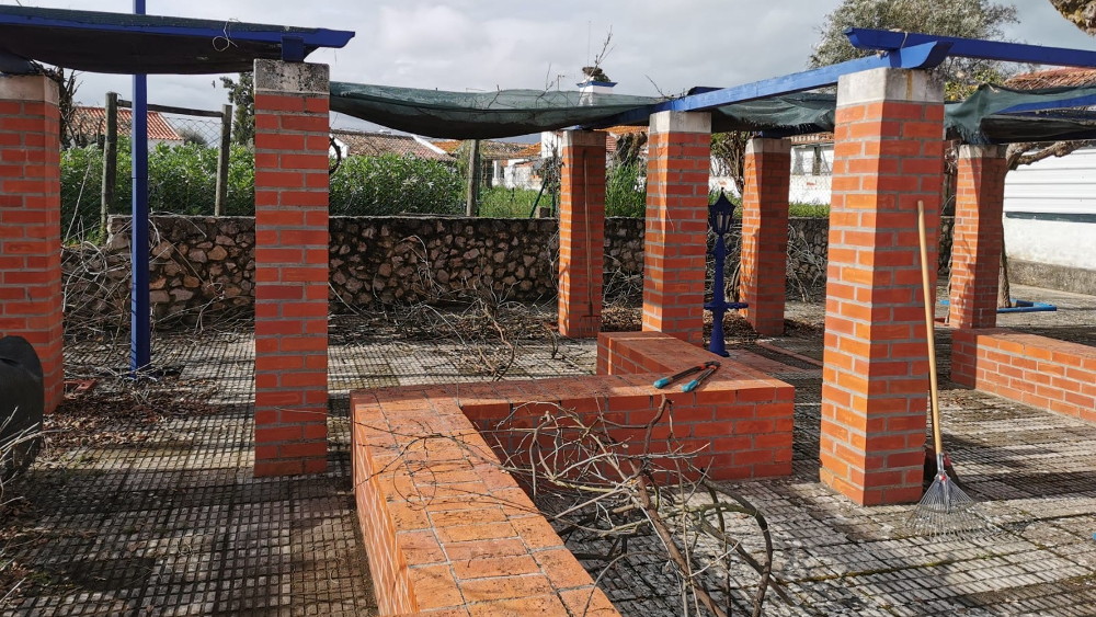 Ação de limpeza e melhoramento no espaço público em Santa Susana