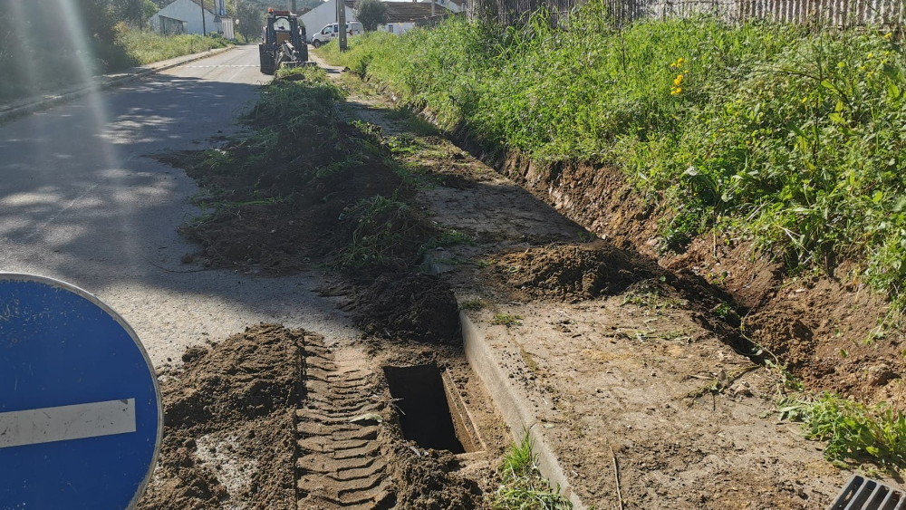 Limpeza de bermas e reabilitação de valetas no Barrancão