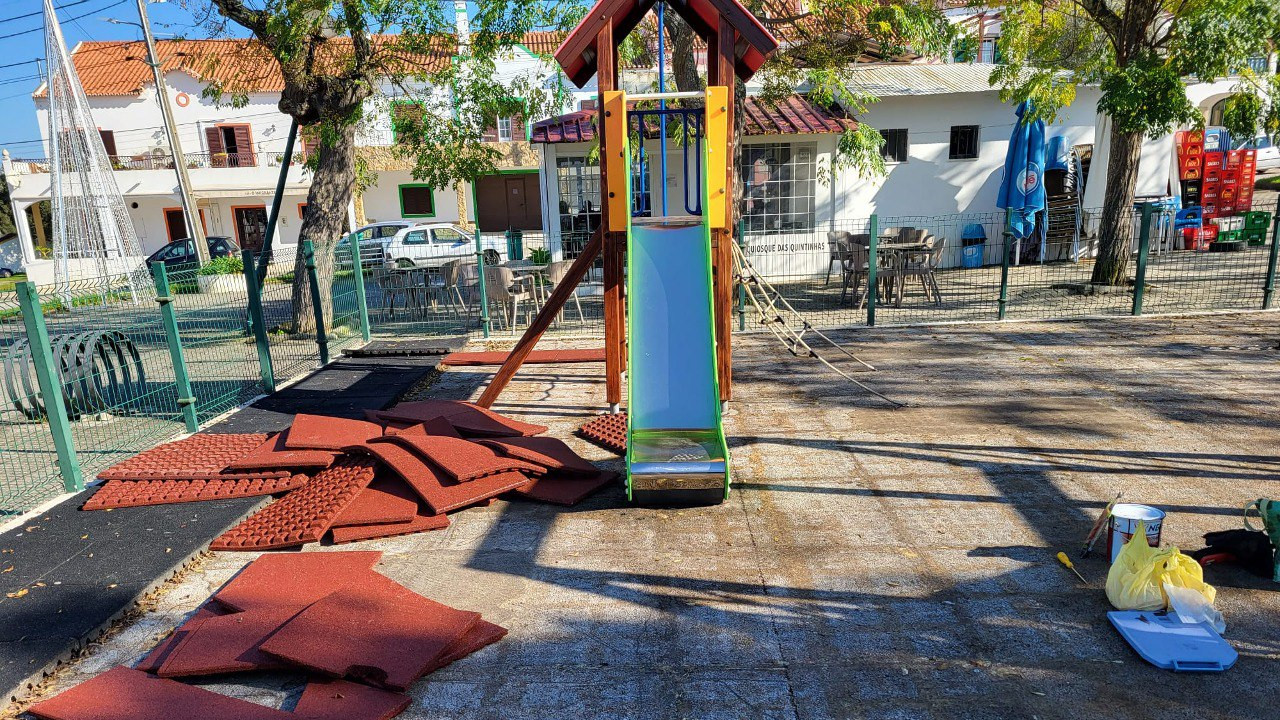 Novo piso no parque infantil do Bairro da Quintinha 