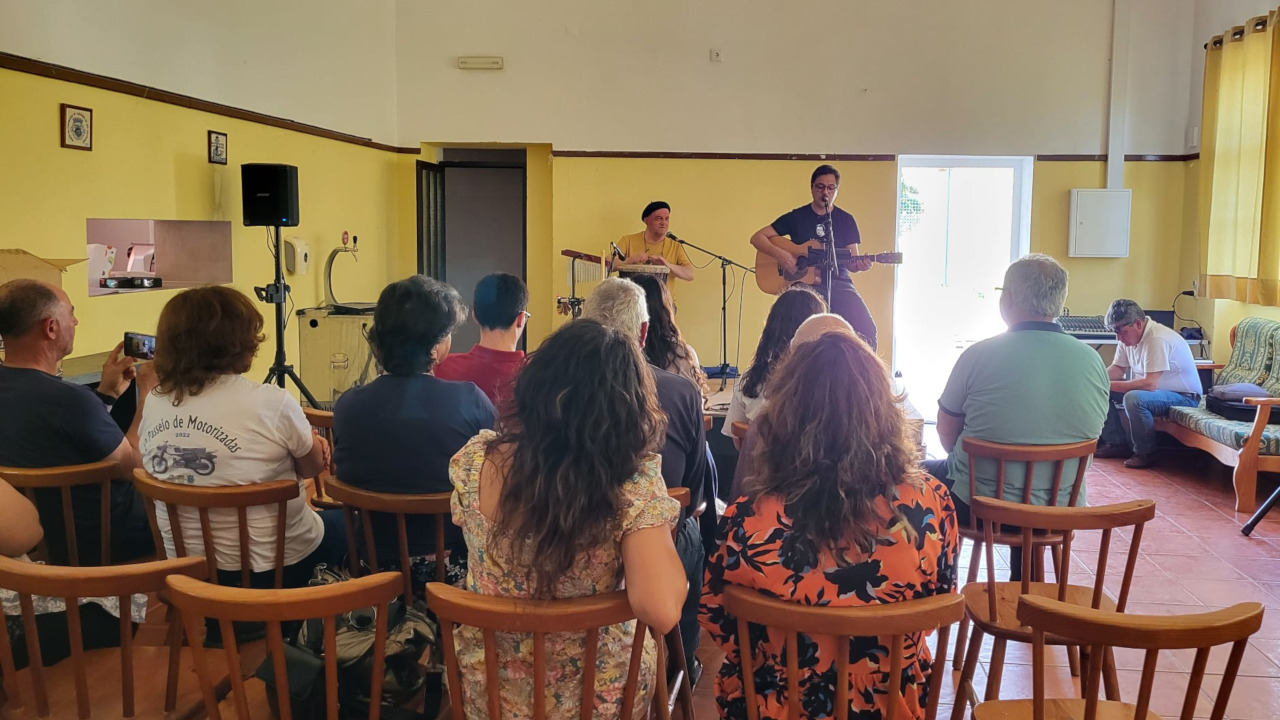 Luís Galrito e António Hilário percorreram Aldeias cantando músicas de Abril
