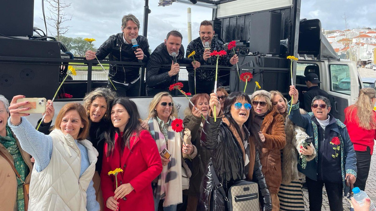 Dia da Mulher com os MAXI e a distribuição de flores