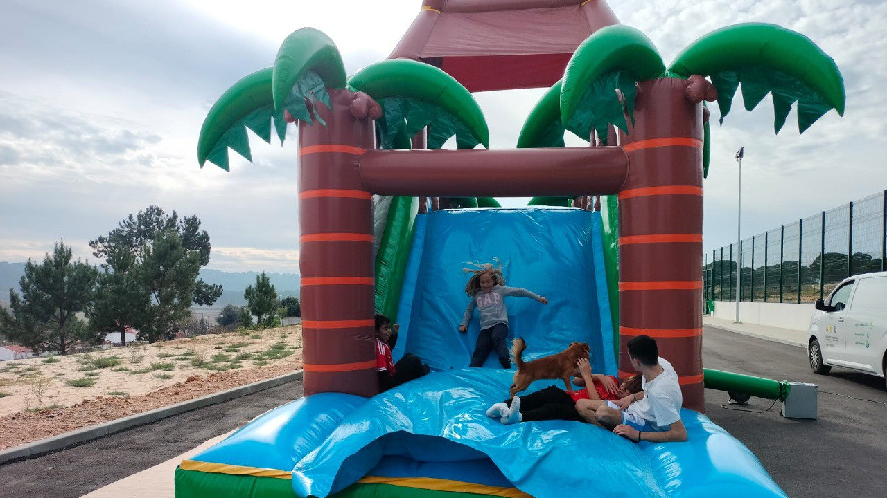 Insufláveis de Natal percorreram aldeias e deliciaram os mais novos