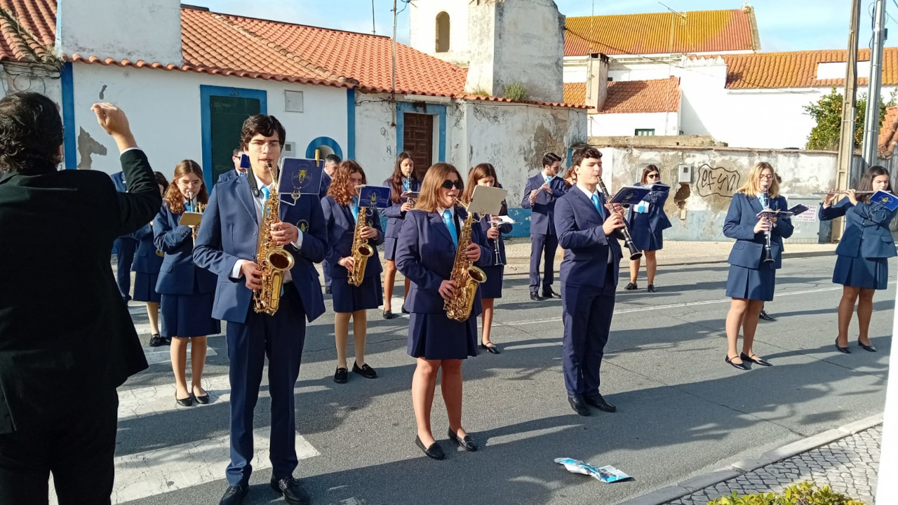 Bandas da SFAVA e SFPMG saúdam a entrada no novo ano com música pela cidade