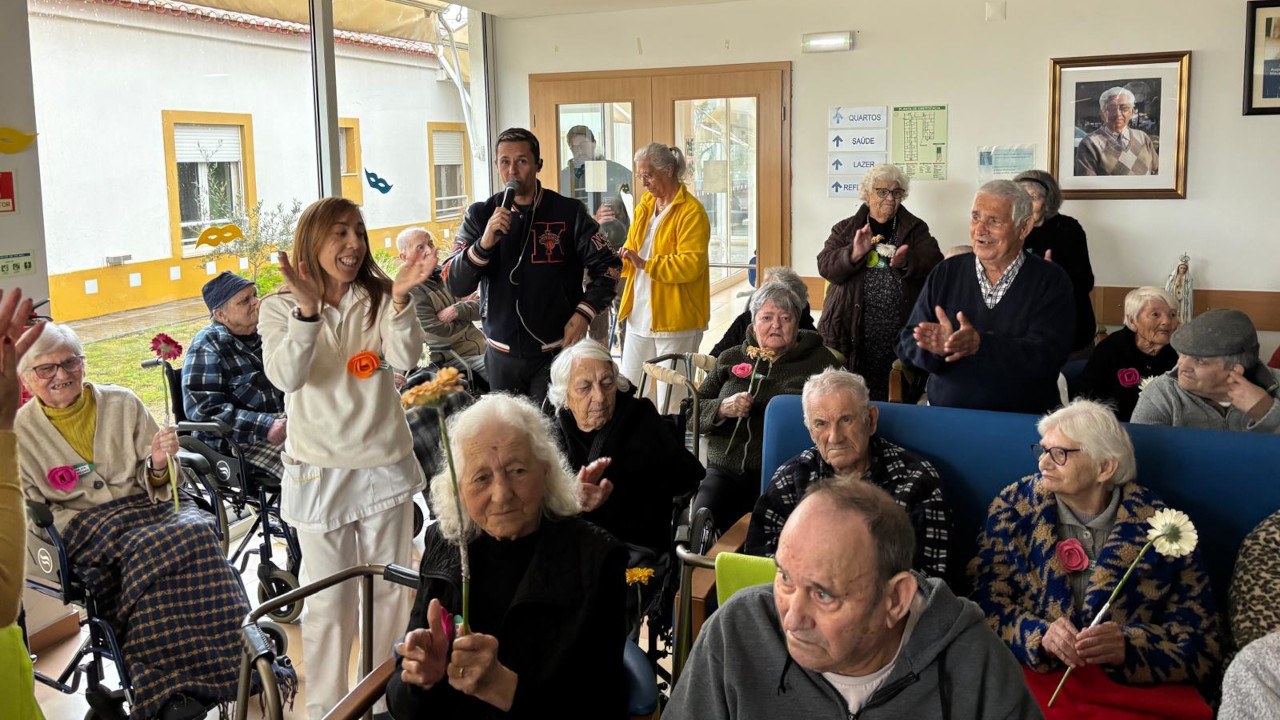 Miguel Azevedo animou Freguesia em palco móvel no Dia da Mulher